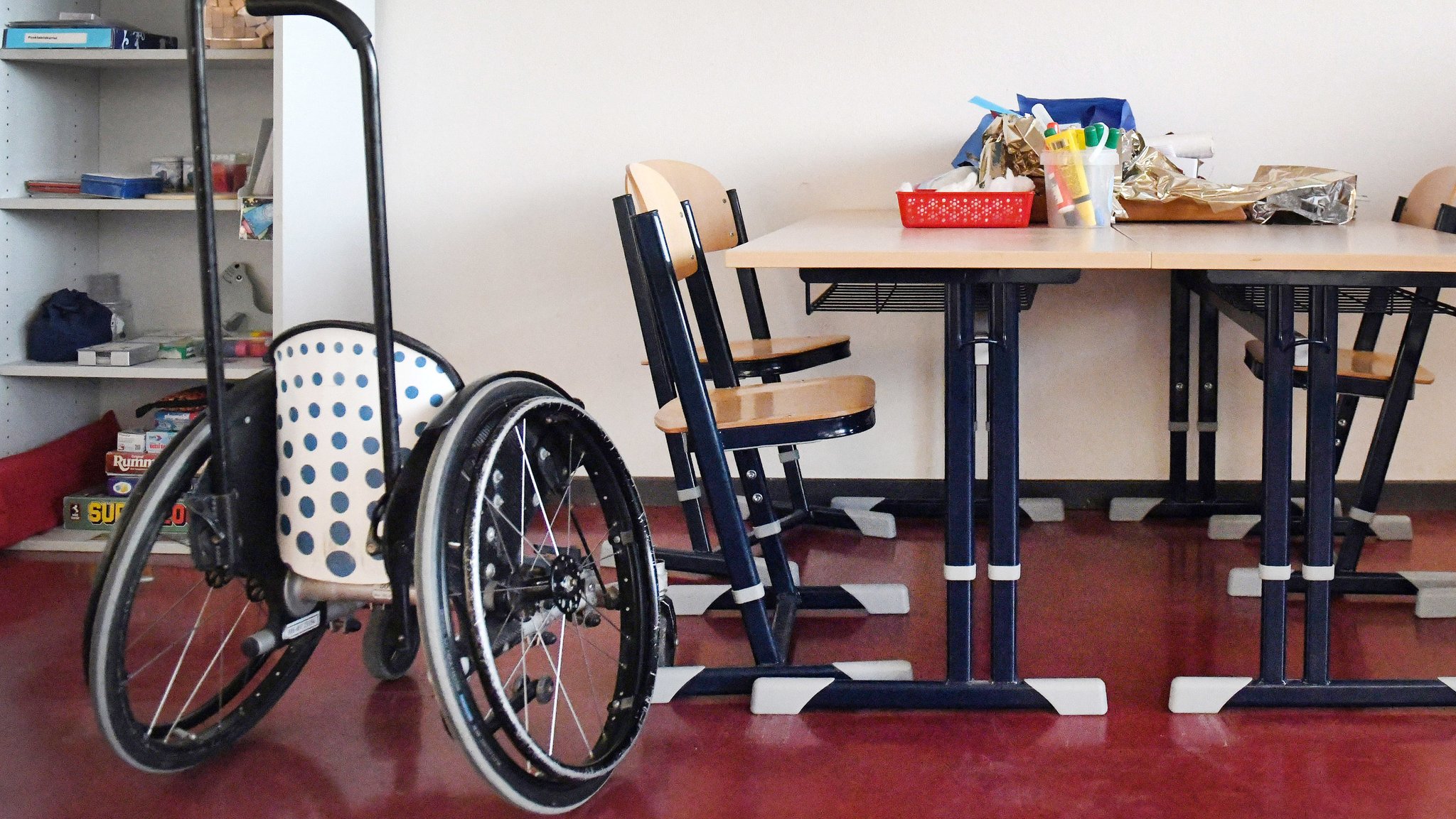 ARCHIV - 07.12.2017, Brandenburg, Potsdam: Ein Rollstuhl steht in einem Klassenraum. Inklusion bedeutet das gemeinsame Lernen von Kindern mit und ohne Behinderung. (zu dpa: «Umfrage unter Lehrkräften in NRW: Viele Hürden für Inklusion») Foto: Maurizio Gambarini/dpa +++ dpa-Bildfunk +++