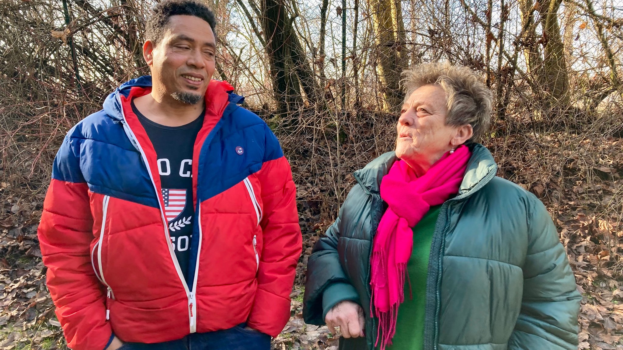 Johannes Negash zusammen mit der Flüchtlingshelferin Brigitte Ertl aus Bad Kötzting. | Bild: BR/Renate Roßberger Johannes Negash zusammen mit der Flüchtlingshelferin Brigitte Ertl aus Bad Kötzting.