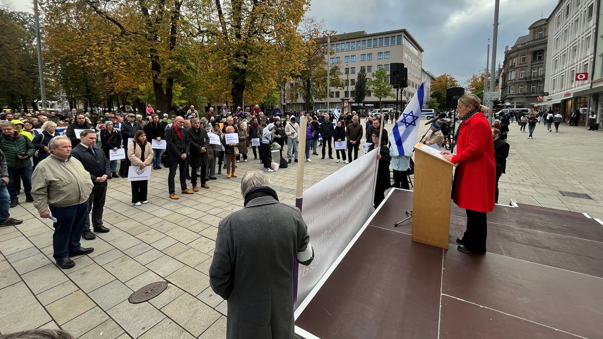 Solidaritätskundgebung für Israel auf dem Augsburger Königsplatz.