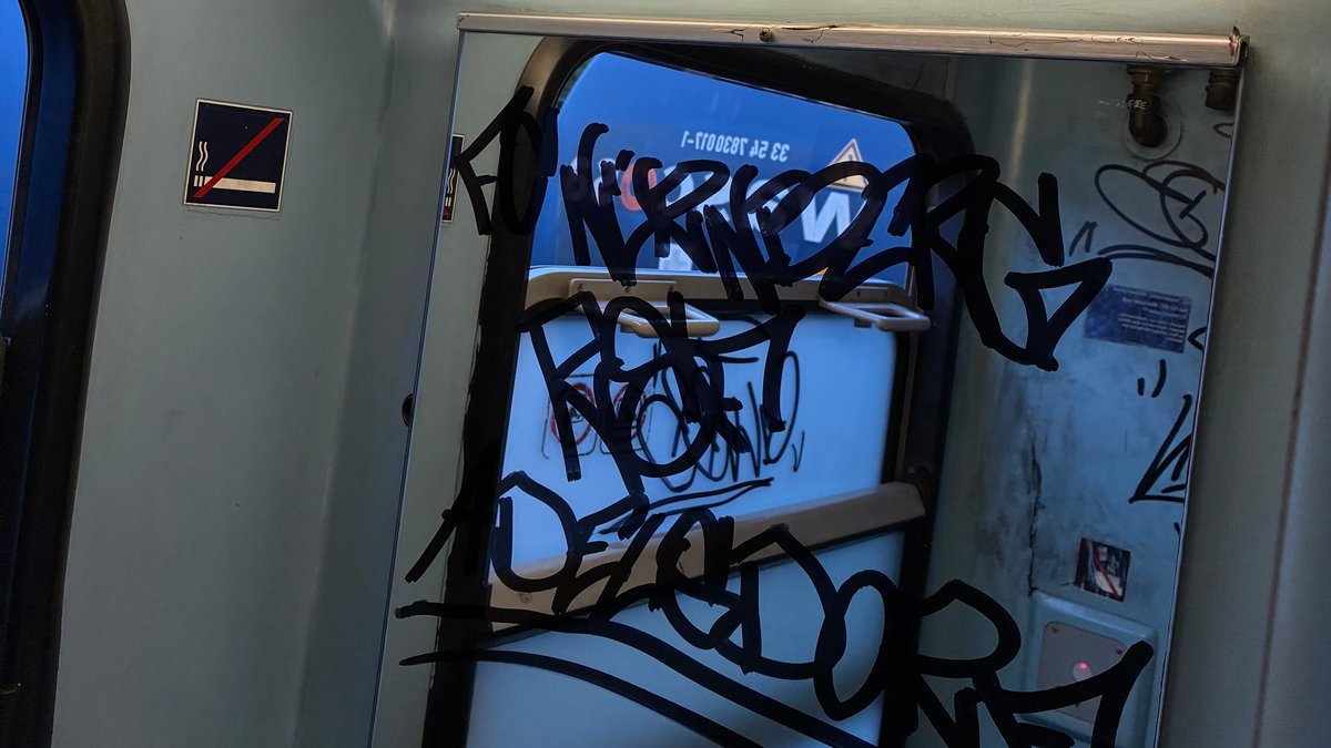 Vandalismus im Zug nach FCN-Spiel: Wer trägt Verantwortung?
