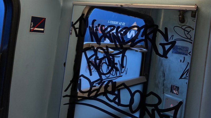 Ein beschmierter Spiegel einer Zugtoilette | Bild: TRI Train Rental GmbH Ein beschmierter Spiegel einer Zugtoilette