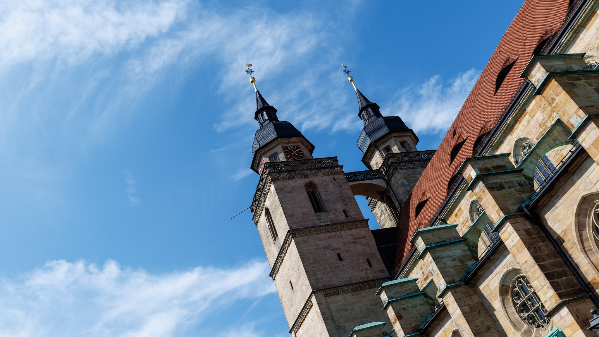 Die Stadtkirche Heilig Dreifaltigkeit am 01.09.2024 in der Innenstadt von Bayreuth (Bayern). Die evangelisch-lutherische Stadtkirche Heilig Dreifaltigkeit in Bayreuth ist eine dreischiffige evangelische Basilika im spätgotischen Stil und die größte Kirche der Stadt.