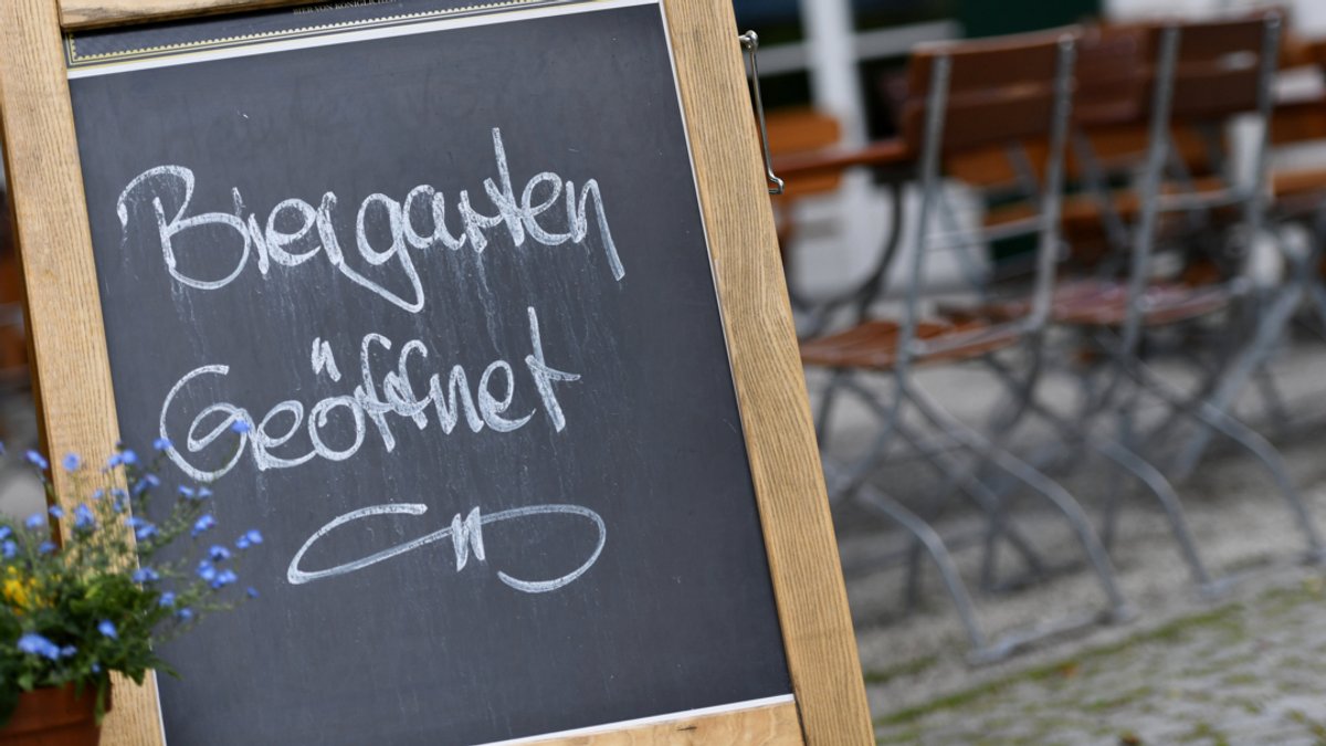 "Biergarten geöffnet" steht auf einem Schild vor einer Wirtschaft in Seehausen.