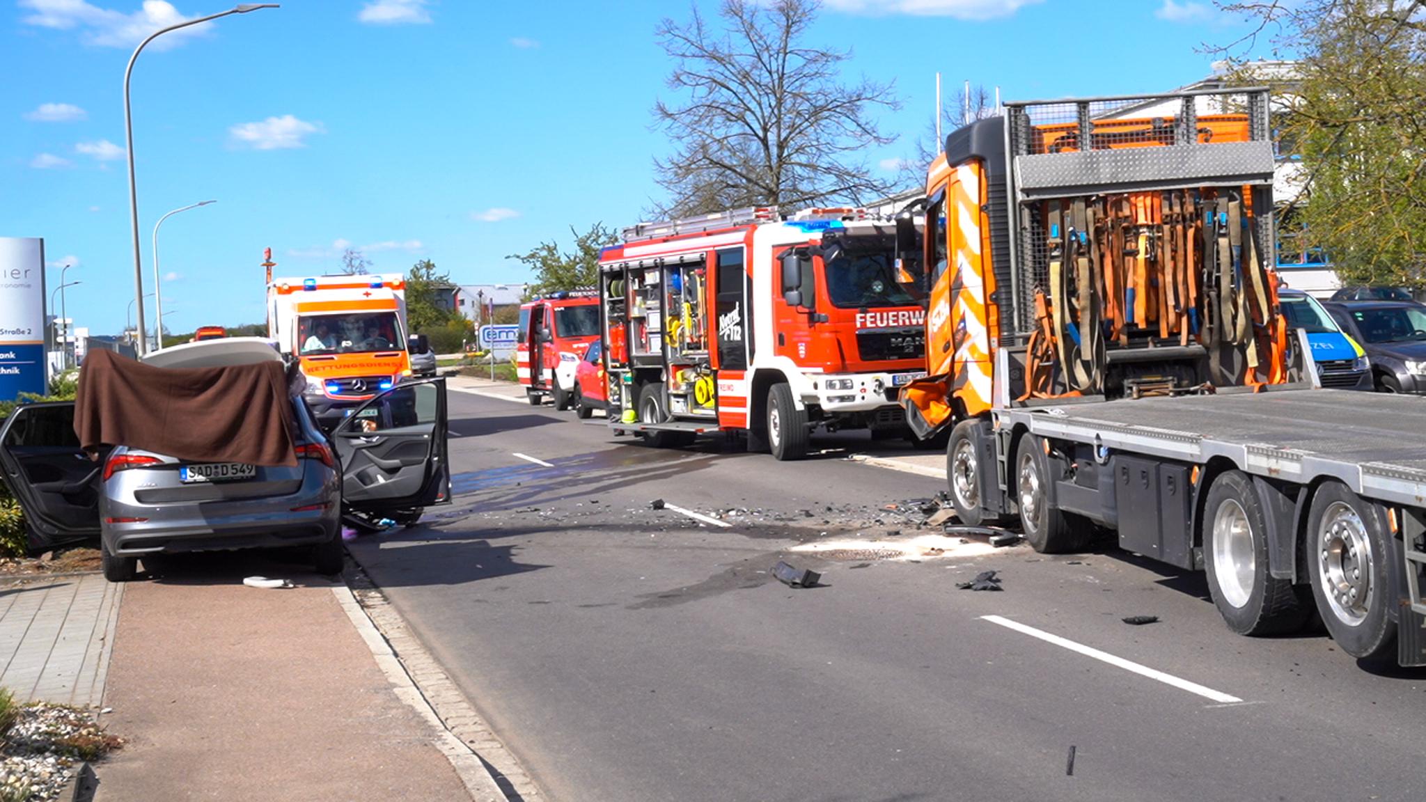 Unfallstelle nach dem Frontalzusammenstoß in Nabburg.