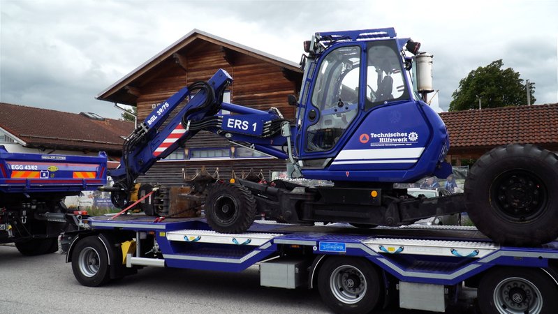 Ein spezieller Bagger des Technischen Hilfswerks (THW) wird aus dem Berchtesgadener Land nach Slowenien geliefert.