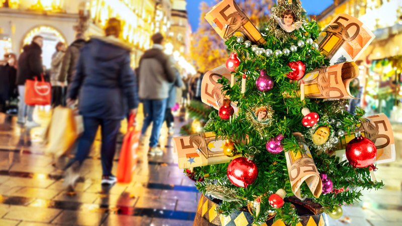 Mit Geldscheinen dekorierter Christbaum, Passanten in einer Fußgängerzone | Bild: picture alliance / Wolfgang Maria Weber | Wolfgang Maria Weber Mit Geldscheinen dekorierter Christbaum, Passanten in einer Fußgängerzone
