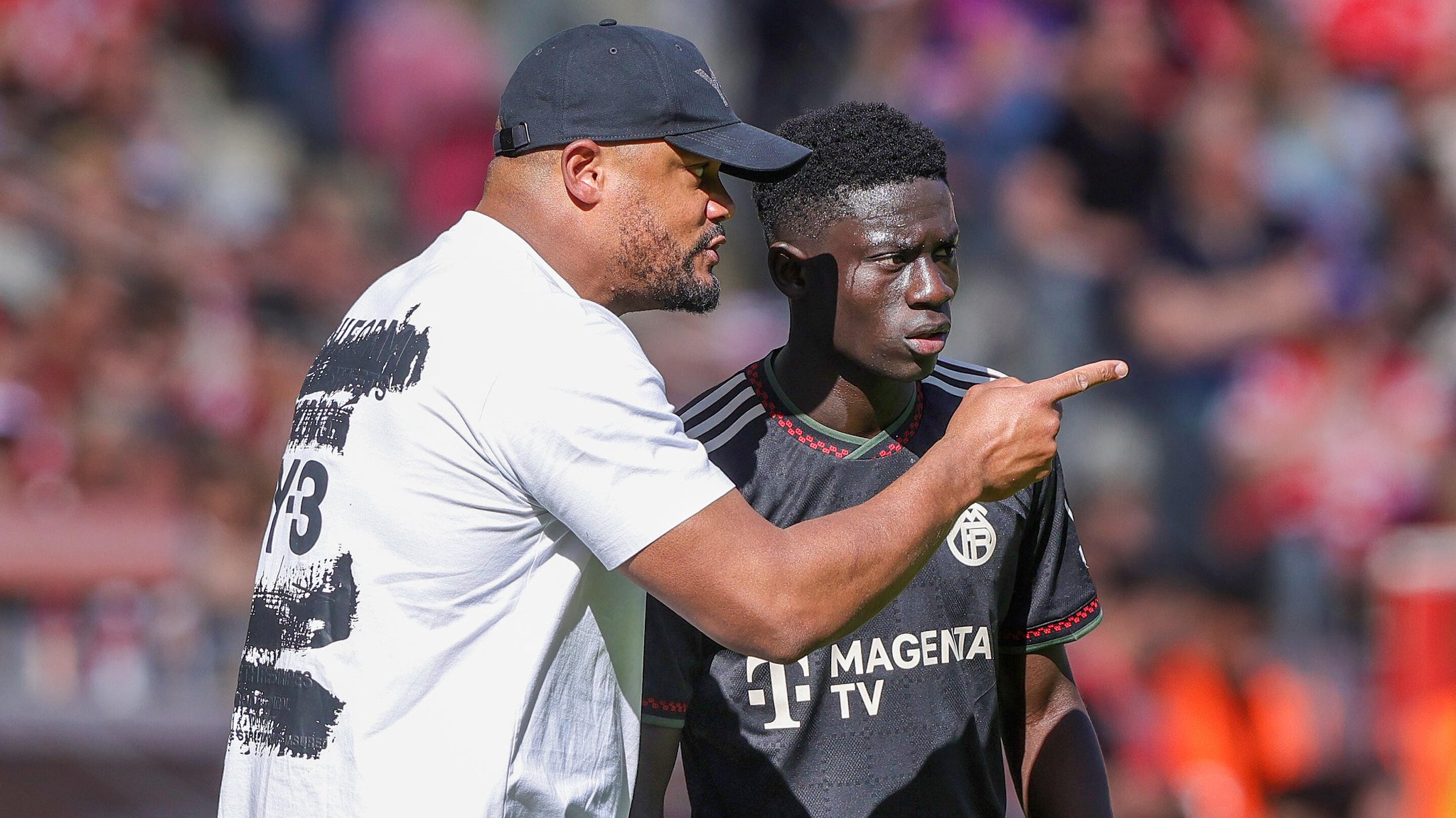 Trainer Vincent Kompany gibt Bara Sapoko Ndiaye Anweisungen auf dem Feld. | Bild: picture alliance / firo Sportphoto | Sebastian El-Saqqa Trainer Vincent Kompany gibt Bara Sapoko Ndiaye Anweisungen auf dem Feld.