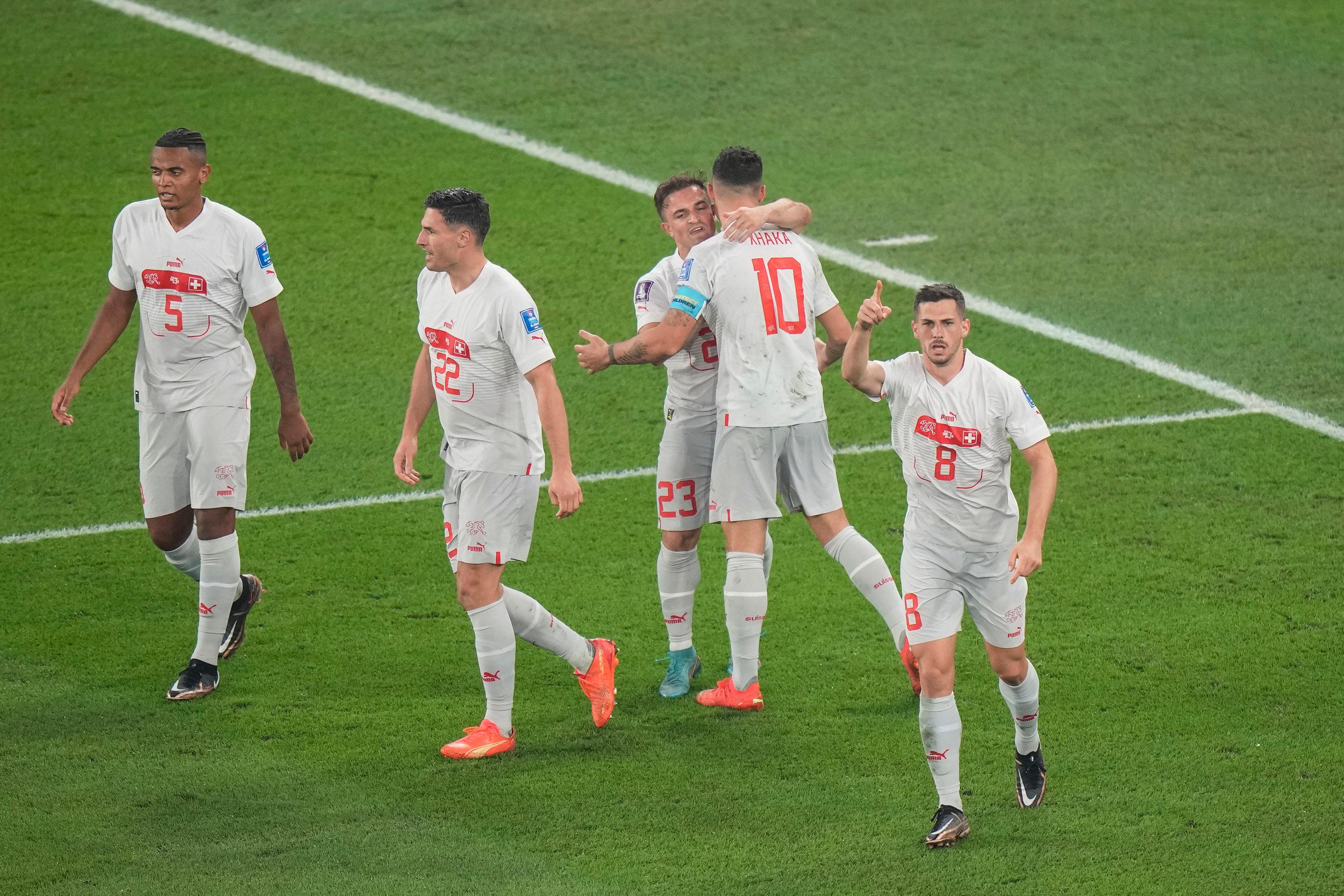 Schweiz gewinnt Duell gegen Serbien und steht im Achtelfinale BR24