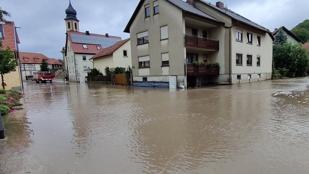 Überflutete Straßen im Dorf Michelau (Lkr. Schweinfurt)