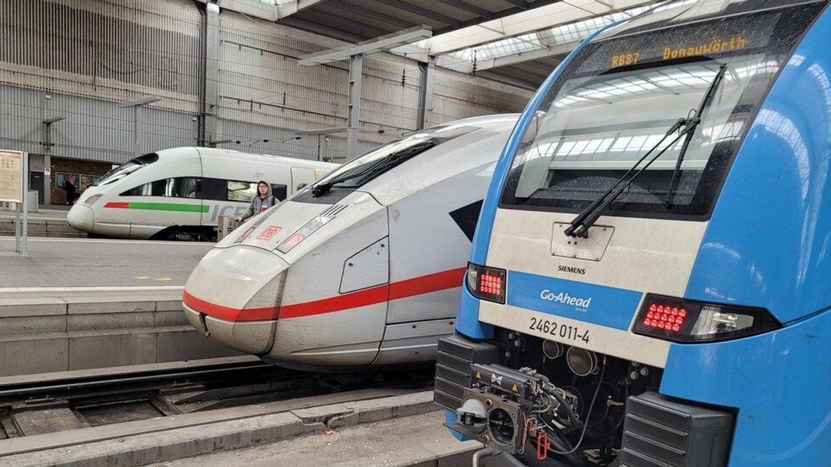 München - Ein Regionalzug von GoAhead und ICE der Deutschen Bahn im Hauptbahnhof.