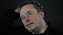 ARCHIV - 02.11.2023, Großbritannien, London: Elon Musk, CEO von Tesla und SpaceX, reagiert während eines Gesprächs mit dem britischen Premierminister Sunak. (zu dpa «Musks X verliert weitere große Werbekunden nach Antisemitismus-Eklat») Foto: Kirsty Wigglesworth/AP Pool/AP +++ dpa-Bildfunk +++ | Bild:dpa-Bildfunk/Kirsty Wigglesworth