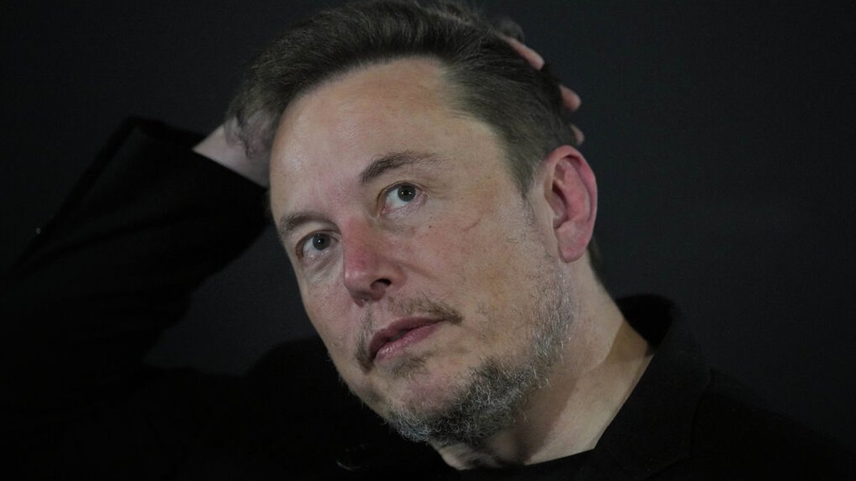 ARCHIV - 02.11.2023, Großbritannien, London: Elon Musk, CEO von Tesla und SpaceX, reagiert während eines Gesprächs mit dem britischen Premierminister Sunak. (zu dpa «Musks X verliert weitere große Werbekunden nach Antisemitismus-Eklat») Foto: Kirsty Wigglesworth/AP Pool/AP +++ dpa-Bildfunk +++