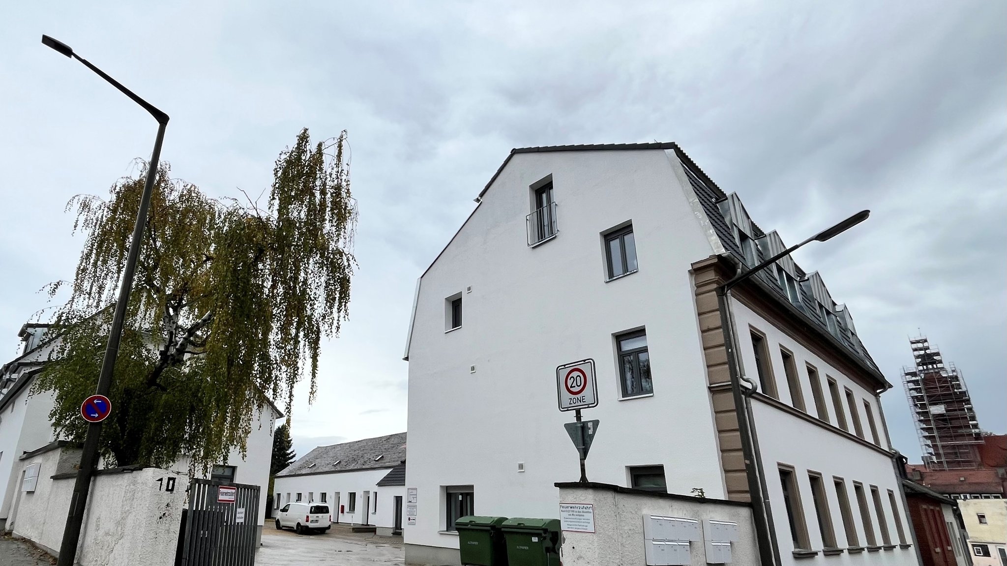 Weiß getünchter Gebäudekomplex mit Innenhof in Zirndorf. | Bild: Landratsamt Landkreis Fürth Weiß getünchter Gebäudekomplex mit Innenhof in Zirndorf.