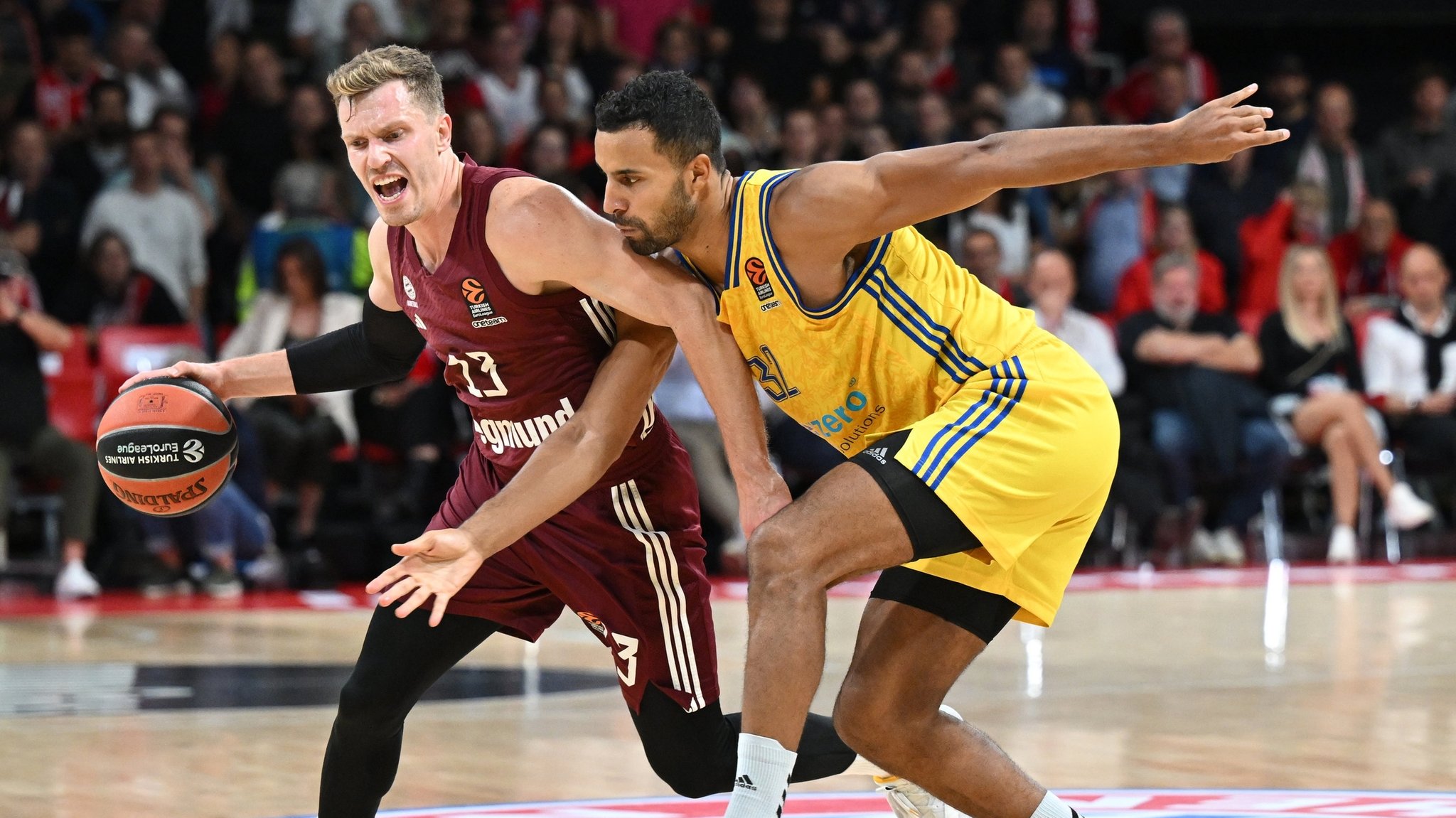 05.10.2023, Bayern, München: Basketball: Euroleague, FC Bayern München - Alba Berlin, Hauptrunde, 1. Spieltag, BMW Park. Andreas Obst (l) von München spielt gegen Johannes Thiemann von Berlin. Foto: Angelika Warmuth/dpa +++ dpa-Bildfunk +++