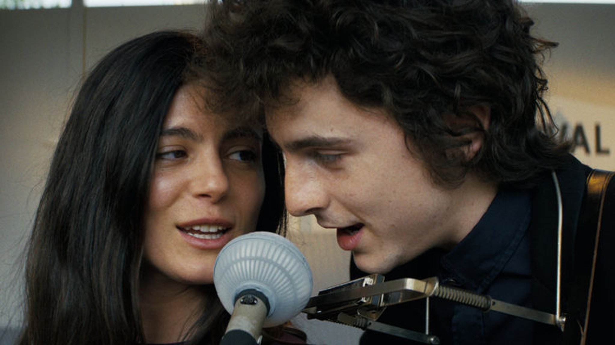 Timothee Chalamet als Bob Dylan und Monica Barbaro als Joan Baez in einer Szene des Films "Like a Complete Unknown"