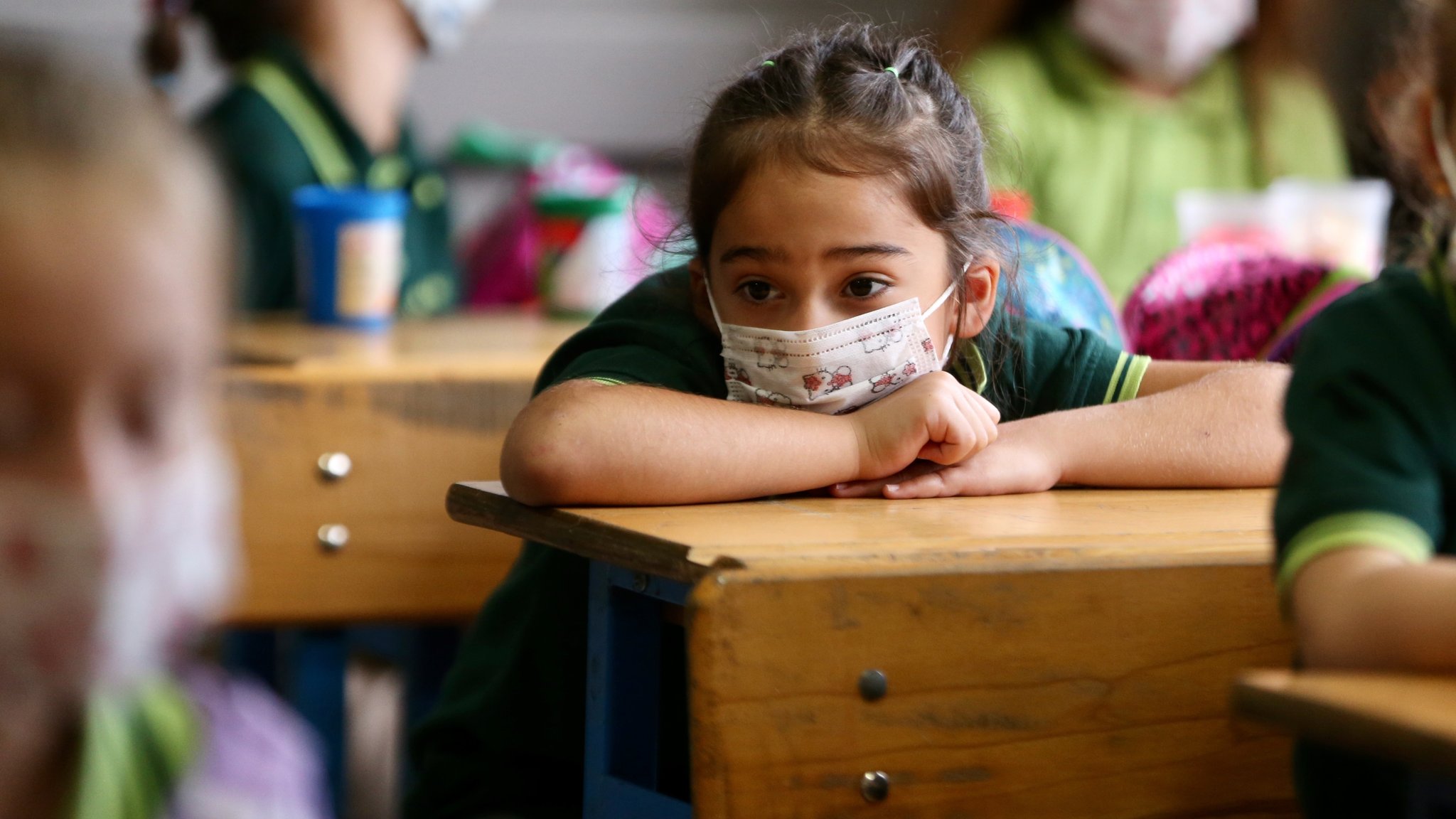 Ein kleines Mädchen zum Schulstart in Düzce, Türkei. Auch dort gelten Corona-Schutzmaßnahmen.