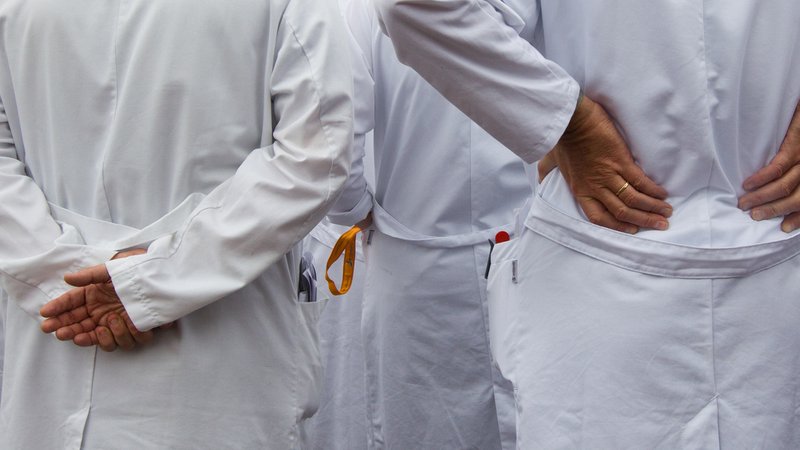 Ärzte im weißen Kittel von hinten fotografiert (Symbolbild) | Bild: picture alliance / dpa | Jens Wolf Ärzte im weißen Kittel von hinten fotografiert (Symbolbild)