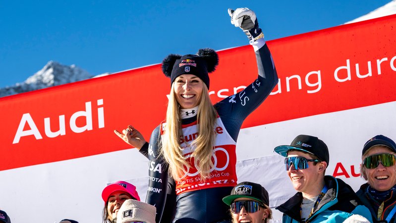 Lindsey Vonn feiert ihren zweiten Saisonsieg. | Bild: picture alliance/KEYSTONE | JEAN-CHRISTOPHE BOTT Lindsey Vonn feiert ihren zweiten Saisonsieg.