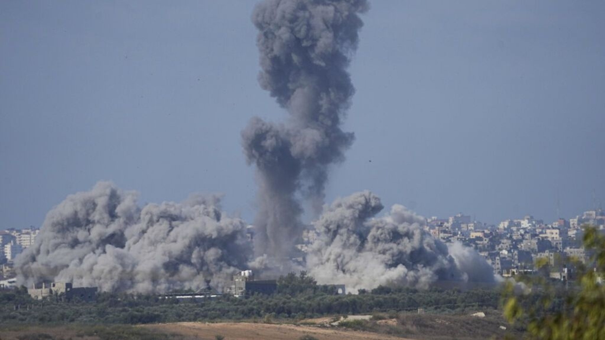 Rauch steigt nach einem israelischen Luftangriff im Gazastreifen auf