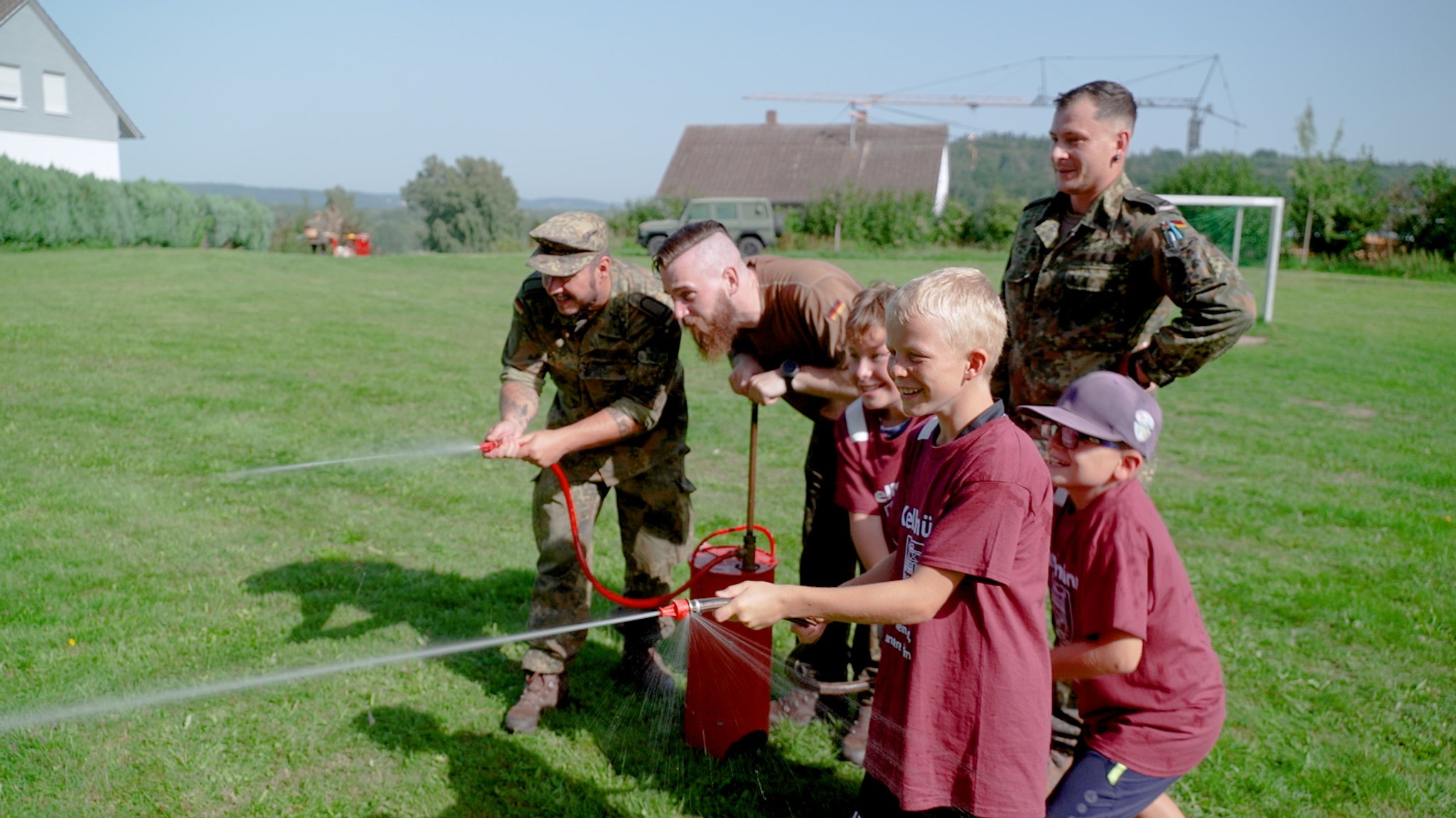 Die Bundeswehr gestaltet eine Kinderfreizeit mit, deswegen gibt es Kritik. 