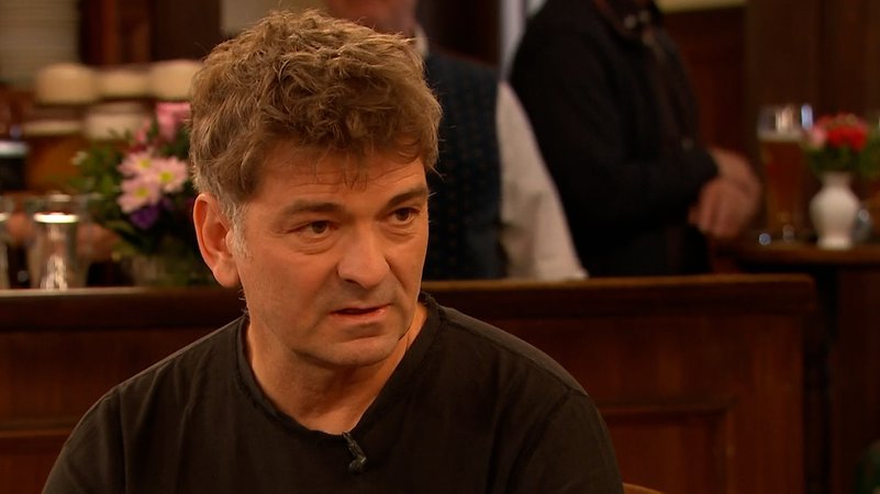 Till Hofmann beim Sonntags-Stammtisch | Bild: Bayerischer Rundfunk 2024 Till Hofmann beim Sonntags-Stammtisch