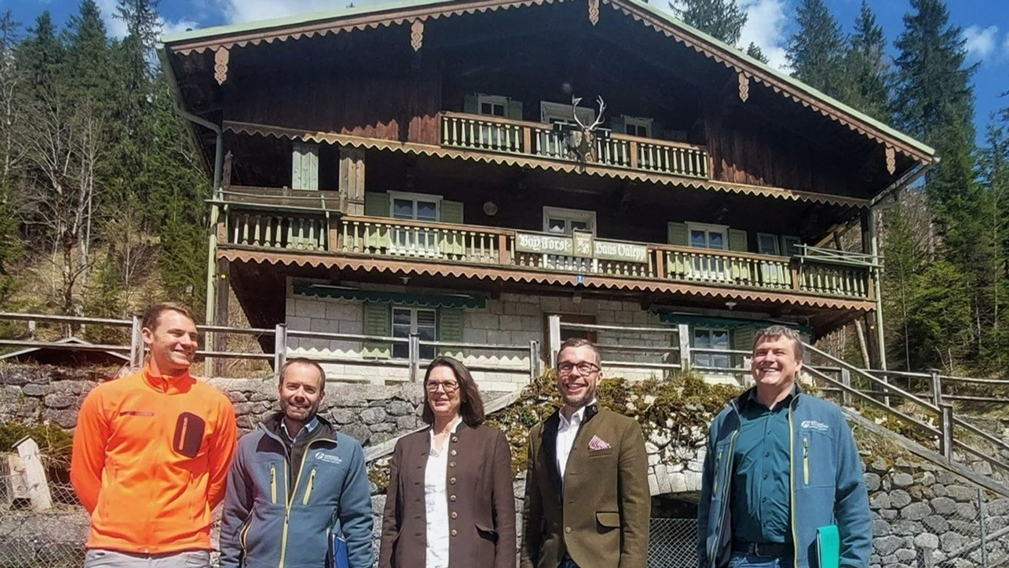 Gruppe vor dem Forsthaus Valepp