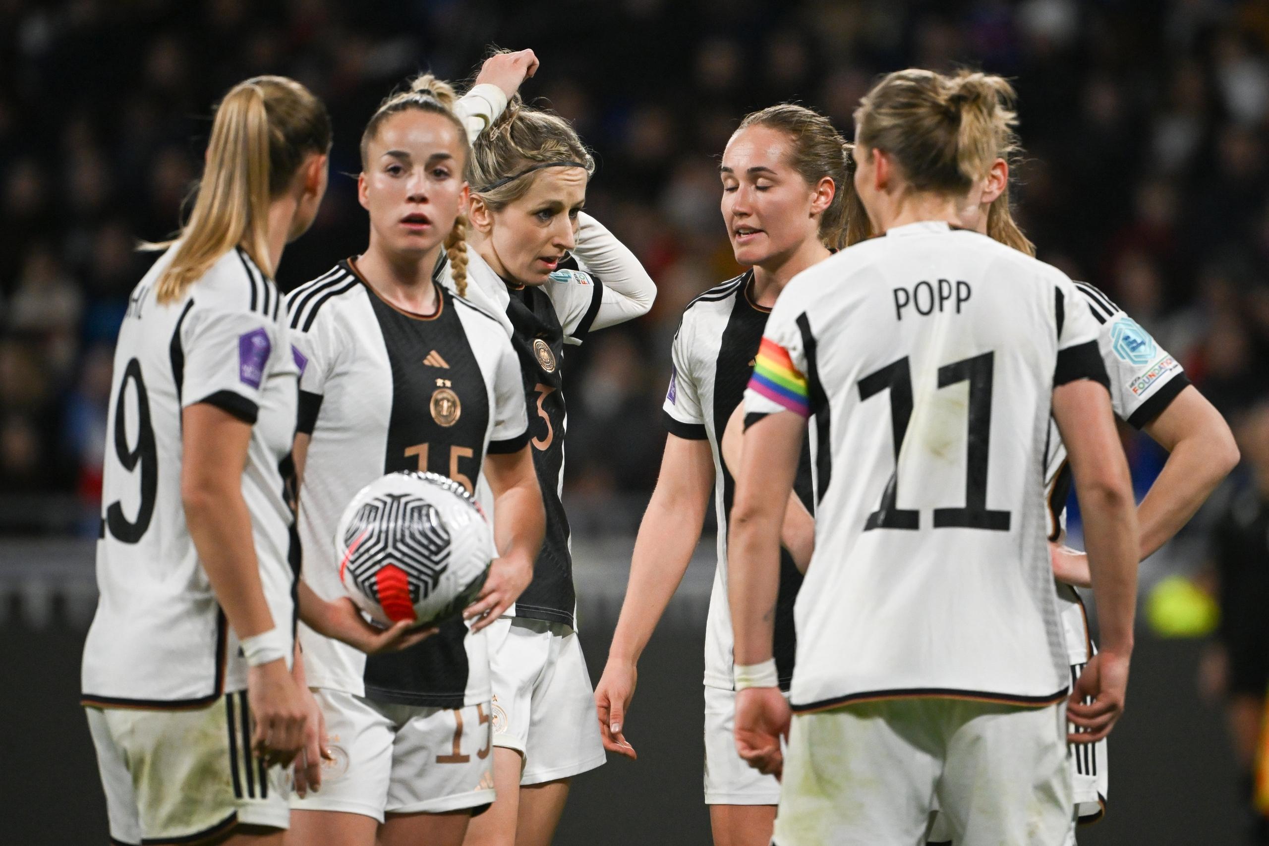 23.02.2024, Frankreich, Lyon: Fußball, Frauen: Nations League A Frauen, Frankreich - Deutschland, Play-off-Runde, Halbfinale, Groupama Stadium. Deutschlands Klara Bühl (l-r), Deutschlands Giulia Gwinn, Deutschlands Kathrin Hendrich, Deutschlands Sydney Lohmann und Deutschlands Alexandra Popp. (zu dpa: ««Bisschen Angsthasenfußball»: DFB-Frauen hadern mit sich») Foto: Sebastian Christoph Gollnow/dpa +++ dpa-Bildfunk +++