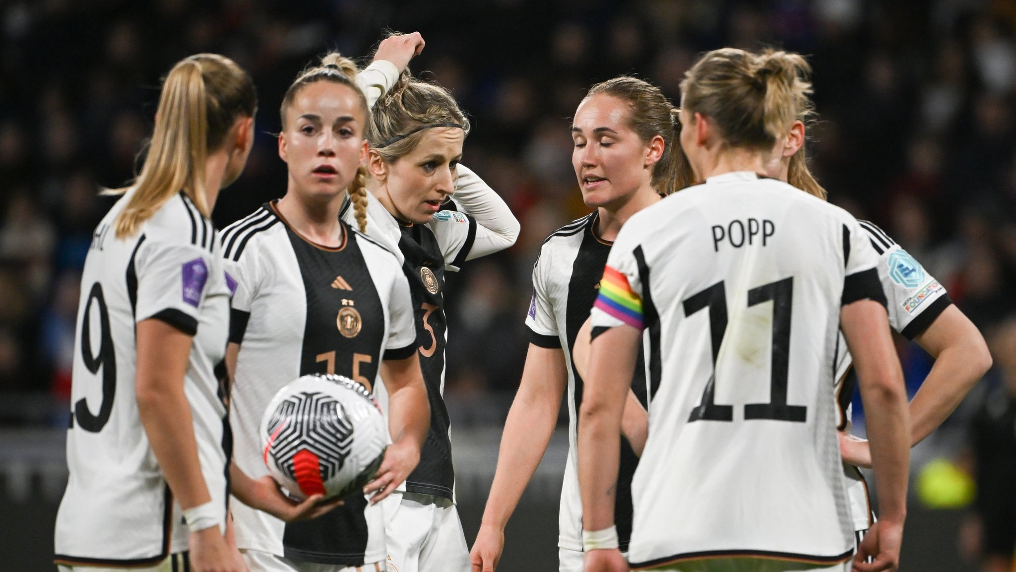 23.02.2024, Frankreich, Lyon: Fußball, Frauen: Nations League A Frauen, Frankreich - Deutschland, Play-off-Runde, Halbfinale, Groupama Stadium. Deutschlands Klara Bühl (l-r), Deutschlands Giulia Gwinn, Deutschlands Kathrin Hendrich, Deutschlands Sydney Lohmann und Deutschlands Alexandra Popp. (zu dpa: ««Bisschen Angsthasenfußball»: DFB-Frauen hadern mit sich») Foto: Sebastian Christoph Gollnow/dpa +++ dpa-Bildfunk +++