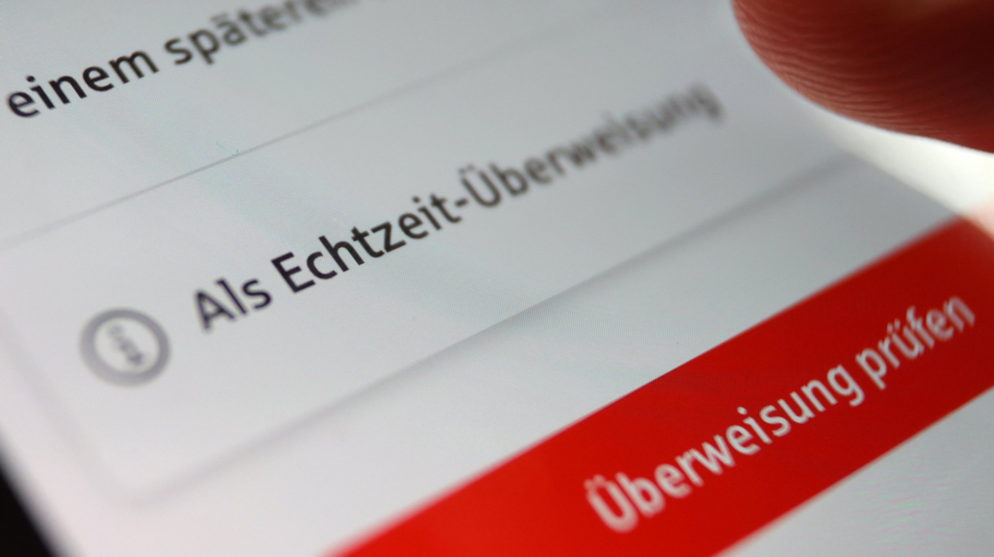 In einer Bank-App ist die Option "Als Echtzeit-Überweisung" zu sehen.