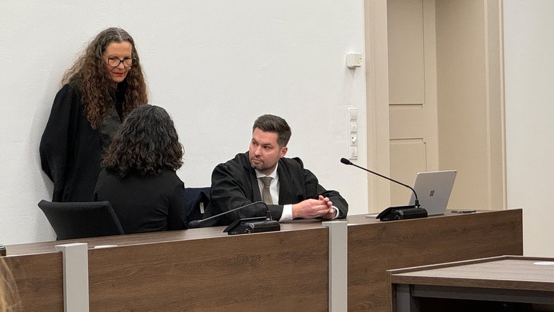 Drei Menschen in schwarzer Kleidung hinter einem Pult in einem Gerichtsgebäude. | Bild: BR / Katrin Nöbauer Drei Menschen in schwarzer Kleidung hinter einem Pult in einem Gerichtsgebäude.