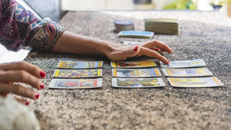 Nicht wenige Menschen werfen zum Jahreswechsel einen Blick in die Tarot-Karten. | Bild: picture alliance / imageBROKER | Valeria Venezia Nicht wenige Menschen werfen zum Jahreswechsel einen Blick in die Tarot-Karten.
