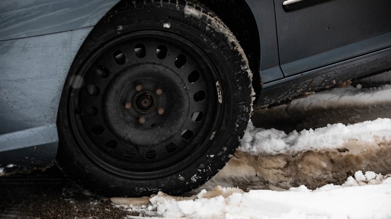 Ein Auto mit Winterreifen fährt durch den Schneematsch. | Bild: BR/Johanna Schlüter Ein Auto mit Winterreifen fährt durch den Schneematsch.