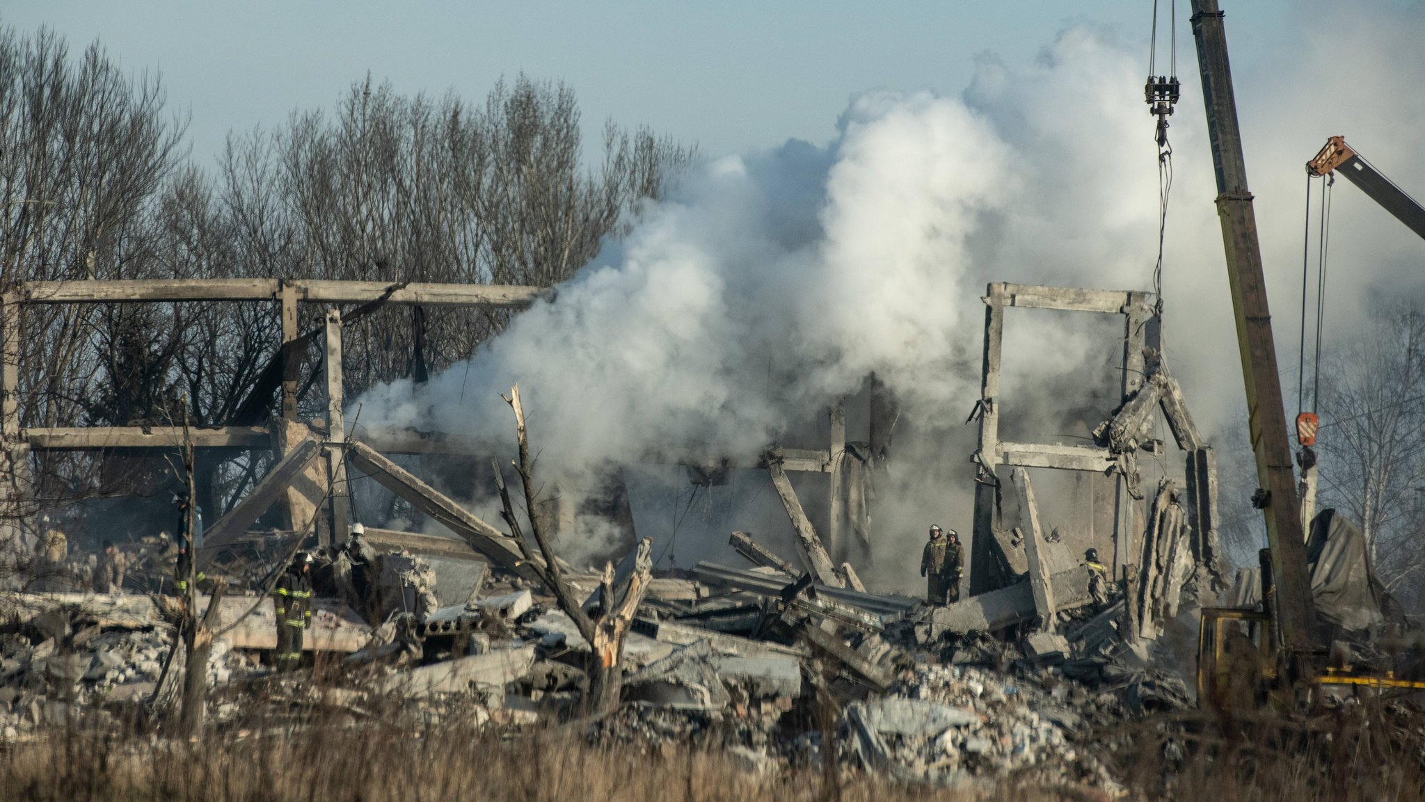 Das Gebäude in Makijiwka nach dem ukrainischen Raketentreffer