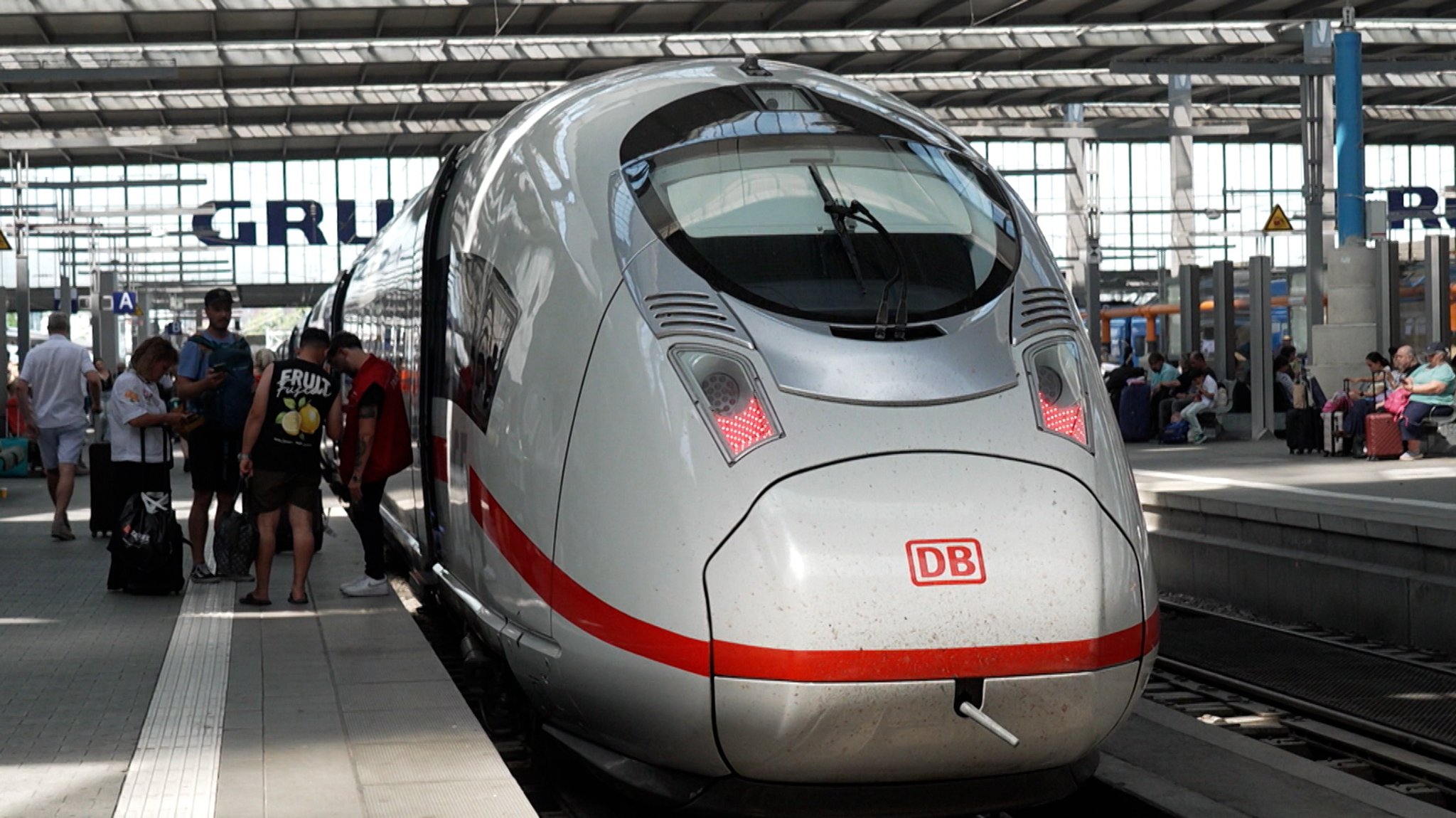 Ein ICE steht im Münchner Hauptbahnhof. | Bild: Bayerischer Rundfunk 2026 Ein ICE steht im Münchner Hauptbahnhof.