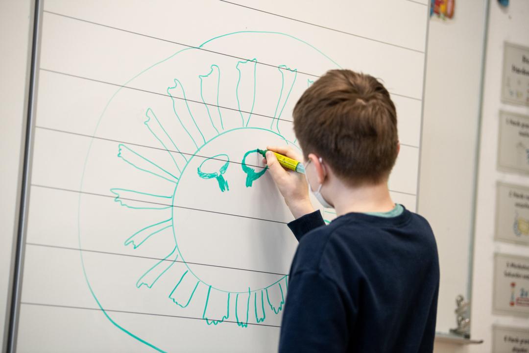 Ein Schulkind malt ein Corona-Virus | Bild:dpa-Bildfunk/Matthias Balk