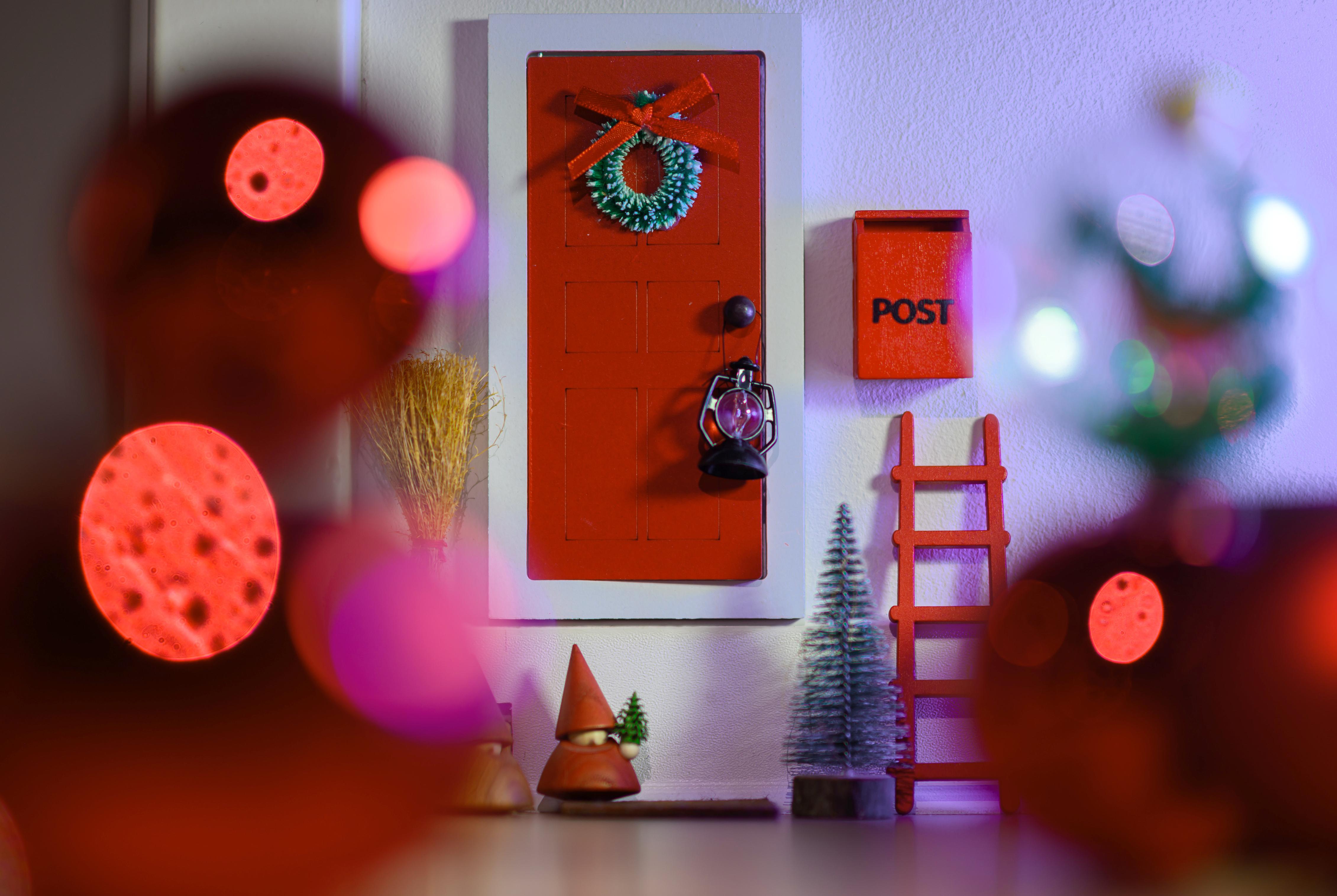 Eine sogenannte Wichteltür mit eigenem Postkasten ist in einer Wohnung zu sehen. Der trendige Weihnachtszauber ist in den letzten Jahren immer beliebter geworden.