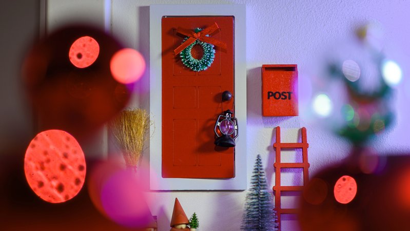 Eine sogenannte Wichteltür mit eigenem Postkasten ist in einer Wohnung zu sehen. Der trendige Weihnachtszauber ist in den letzten Jahren immer beliebter geworden. | Bild: picture alliance/dpa | Hendrik Schmidt Eine sogenannte Wichteltür mit eigenem Postkasten ist in einer Wohnung zu sehen. Der trendige Weihnachtszauber ist in den letzten Jahren immer beliebter geworden.