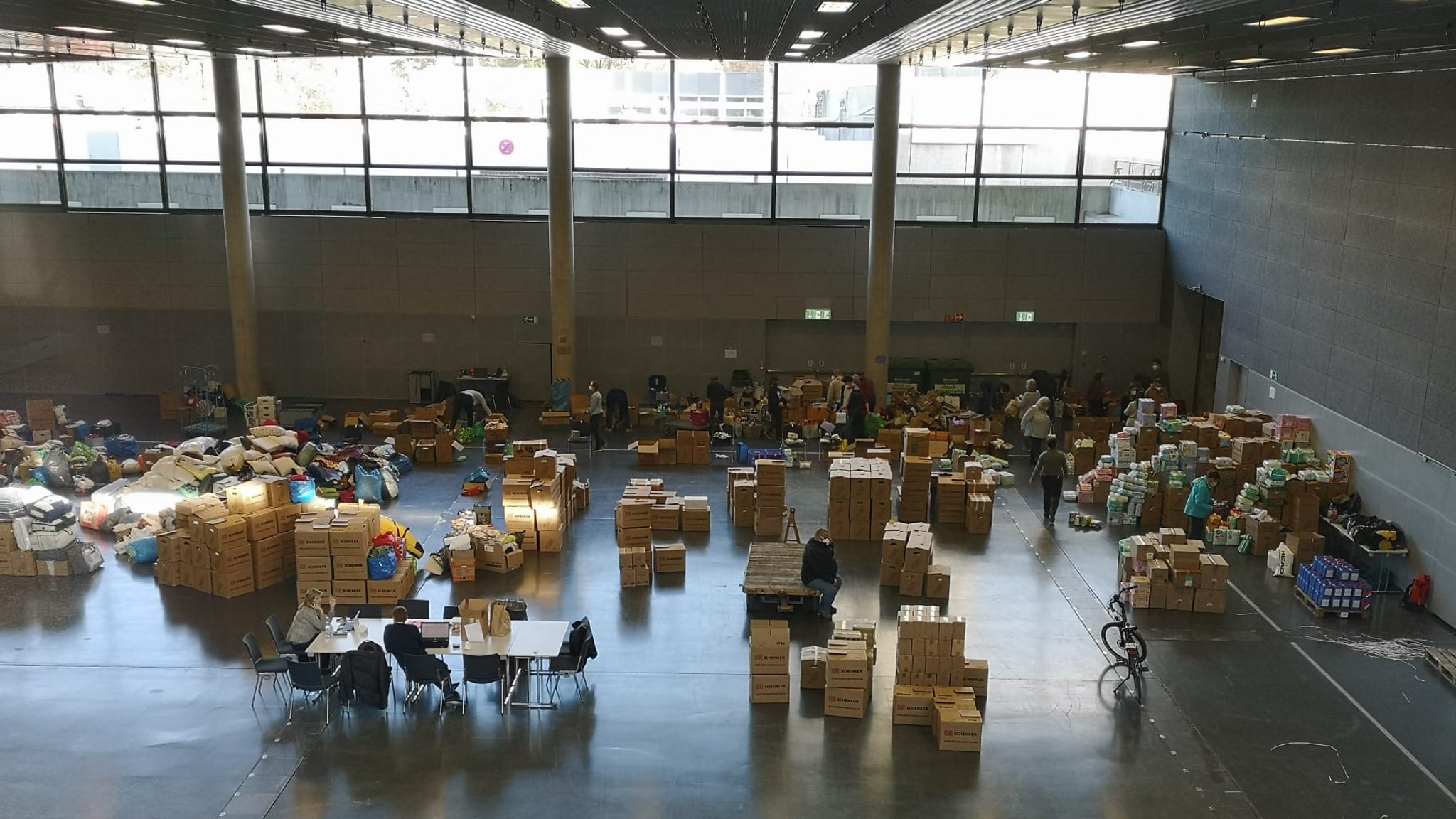 Blick in die kleine Olympiahalle mit den Sachspenden.