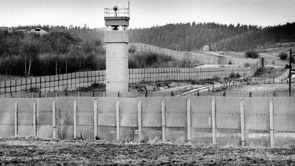 Postenturm und teilweise doppelter Sicherungszaun entlang des Grenzverlaufs bei Bad Hersfeld, 1987
