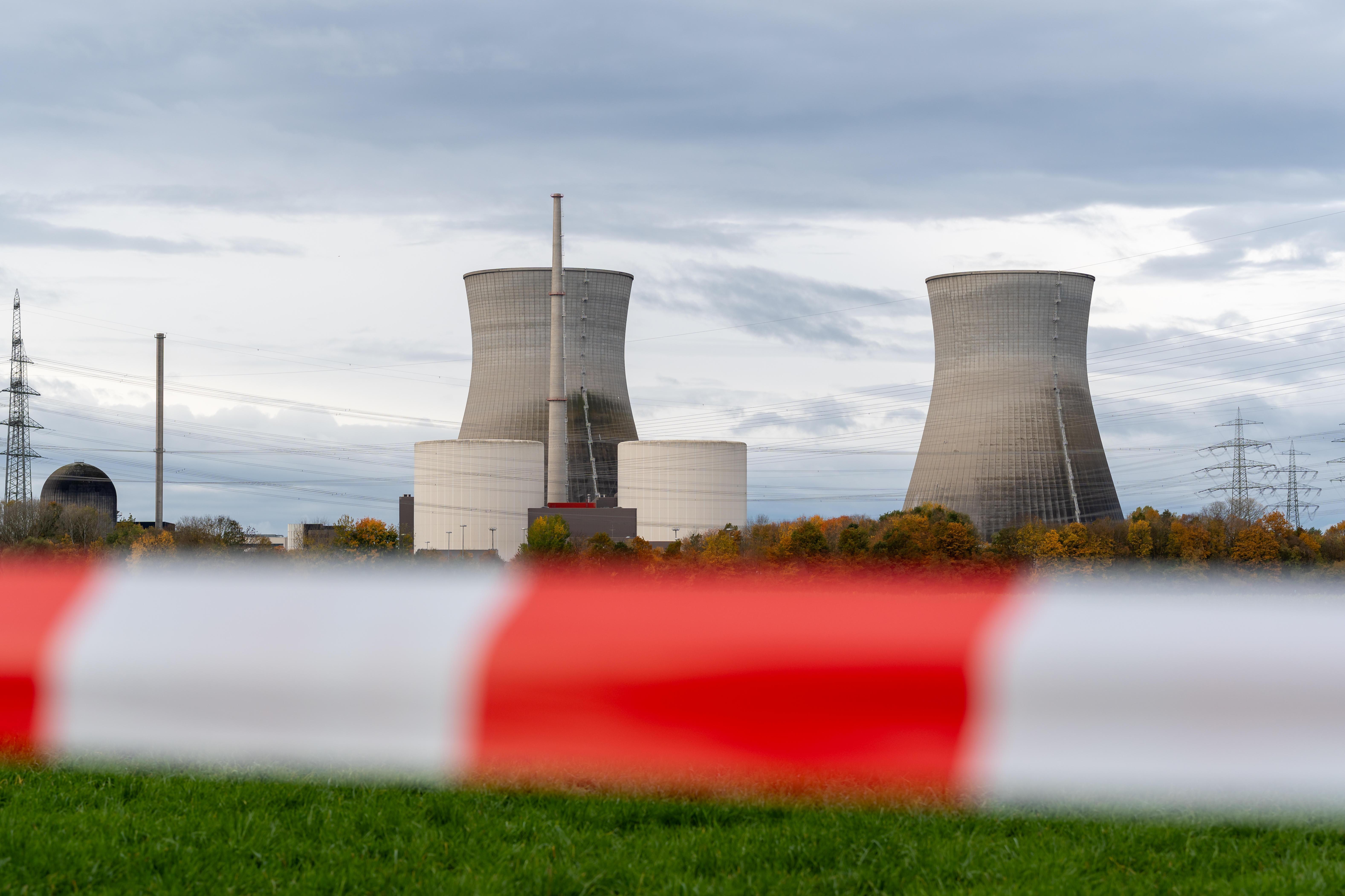 Das stillgelegte Atomkraftwerk Gundremmingen vor der Sprengung der Kühltürme