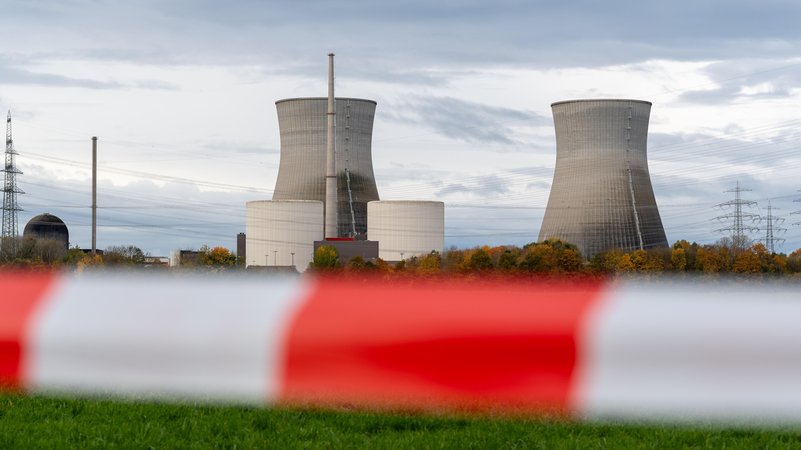 Das stillgelegte Atomkraftwerk Gundremmingen vor der Sprengung der Kühltürme | Bild: picture alliance / CHROMORANGE | Michael Bihlmayer Das stillgelegte Atomkraftwerk Gundremmingen vor der Sprengung der Kühltürme