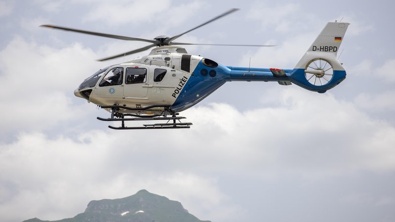 Polizeihubschrauber im Einsatz. Eine Suchaktion am Tegelberg bei Schwangau endete am Donnerstagabend mit einem tragischen Fund. (Symbolbild) | Bild: pa / dpa | Jan Eifert Polizeihubschrauber im Einsatz. Eine Suchaktion am Tegelberg bei Schwangau endete am Donnerstagabend mit einem tragischen Fund. (Symbolbild)