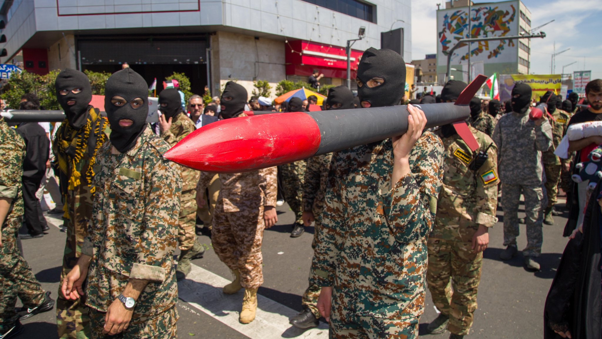 Iraner nehmen in Teheran an einem Trauerzug für sieben Mitglieder der Islamischen Revolutionsgarden teil, die bei einem Angriff getötet wurden.