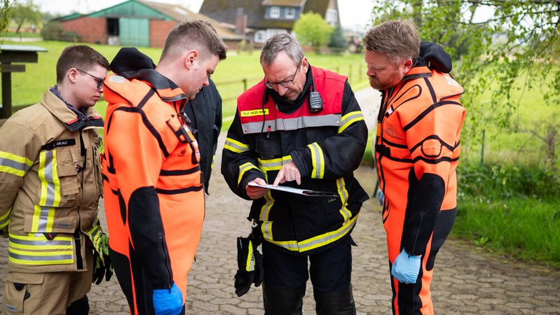 Ehrenamtliche Einsatzkräfte der Feuerwehr bereiten sich auf die Suche vor. (Archivbild) | Bild: dpa-Bildfunk/Philipp Schulze Ehrenamtliche Einsatzkräfte der Feuerwehr bereiten sich auf die Suche vor. (Archivbild)