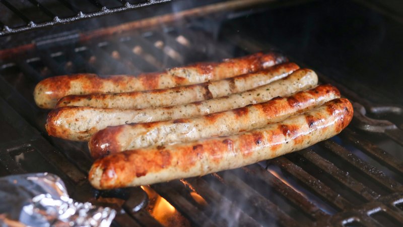 Bratwürste liegen auf einem Grill. | Bild: stock.adobe.com/tschumi97 Bratwürste liegen auf einem Grill.