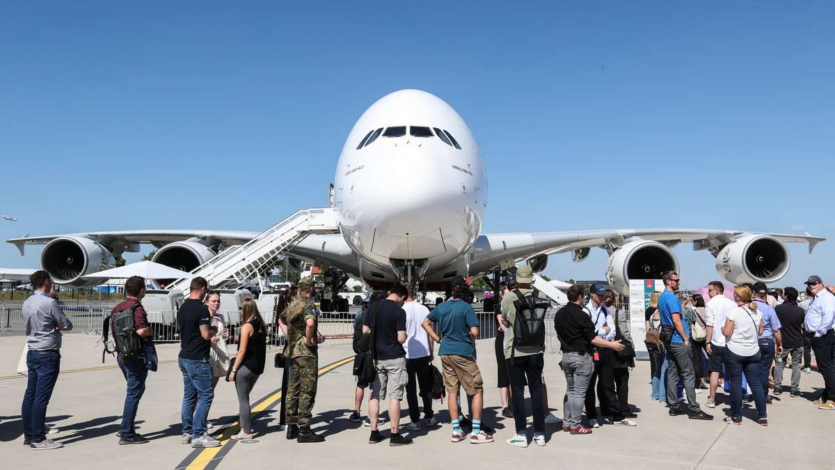 Interessierte stehen am 22.06.2022 am Flughafen Berlin-Schönefeld an, um im Rahmen der Internationalen Luftfahrtausstellung einen A380 zu besichtigen.