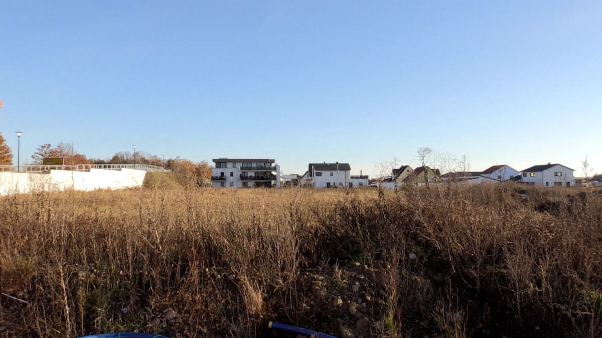 Ein leeres Feld bei Dinkelsbühl, auf dem Sozialwohnungen entstehen sollen
