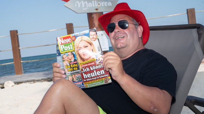 Ein Mann liest ein Klatschblatt mit Helene Fischer auf dem Cover. | Bild: picture alliance / Chris Emil Janßen | Chris Emil Janssen Ein Mann liest ein Klatschblatt mit Helene Fischer auf dem Cover.
