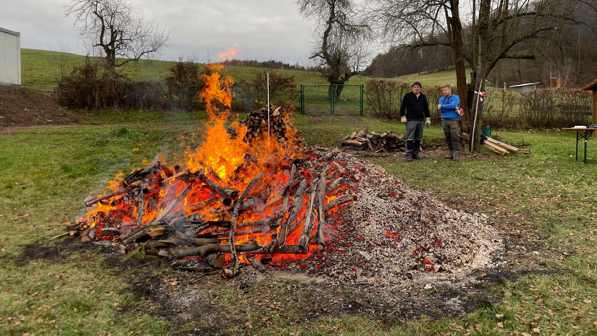 Das Lakefleisch wird in großen Gluthaufen gegart