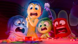 Fünf bunt leuchtende Wesen mit aufgerissenen Augen, die die Emotionen Kummer, Freude, Ekel, Angst und Wut verkörpern blicken erschrocken auf ein orange leuchtendes Pult | Bild:The Walt Disney Company